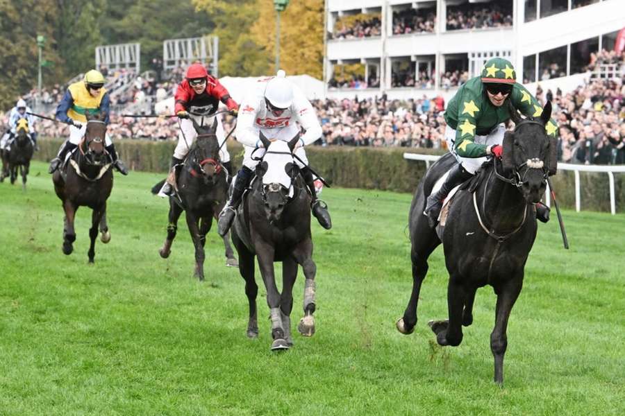 Dojezd Velké pardubické 2025. Ve finiši bojují High in the Sky s Janem Faltejskem a vítěz Stumptown s žokejem Keithem Michaelem Donoghuem.