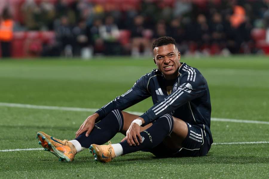 Mbappé se lamenta tras una ocasión fallada en Montilivi Mbappé se lamenta tras una ocasión fallada en Montilivi