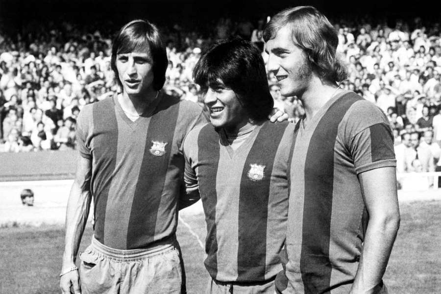 Johan Cruyff (l), Hugo Sotil (c) Johan Neeskens before a Barcelona match on August 1, 1974 at Camp Nou