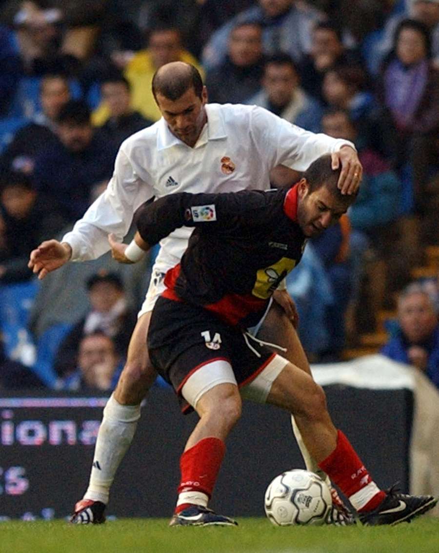 Jordi Ferrón, ante Zidane en un Real Madrid-Rayo Jordi Ferrón, ante Zidane en un Real Madrid-Rayo