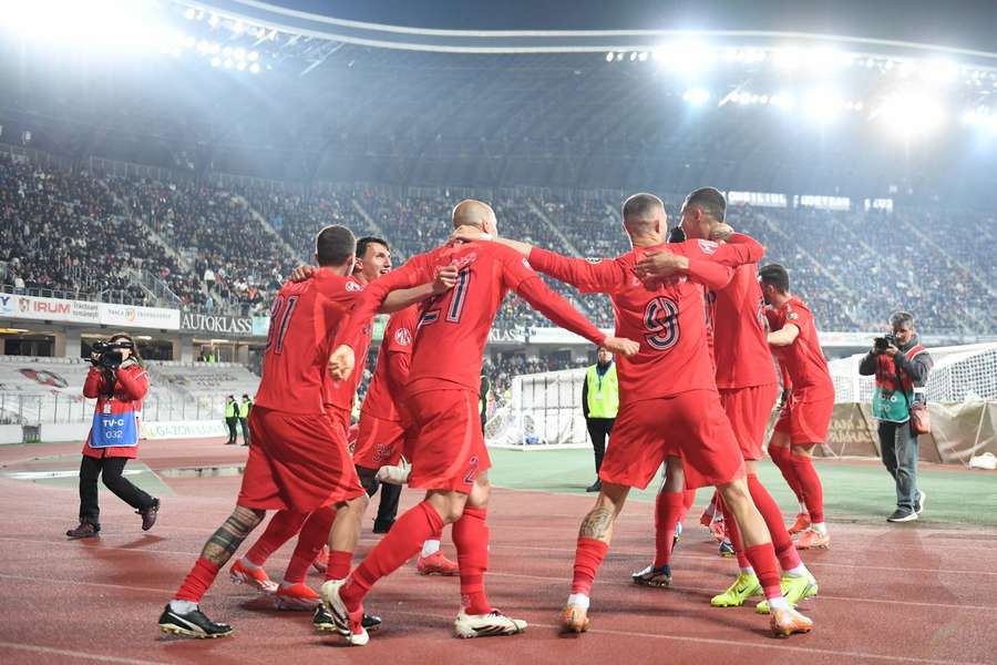 Jucătorii FCSB sărbătoresc pe Cluj Arena