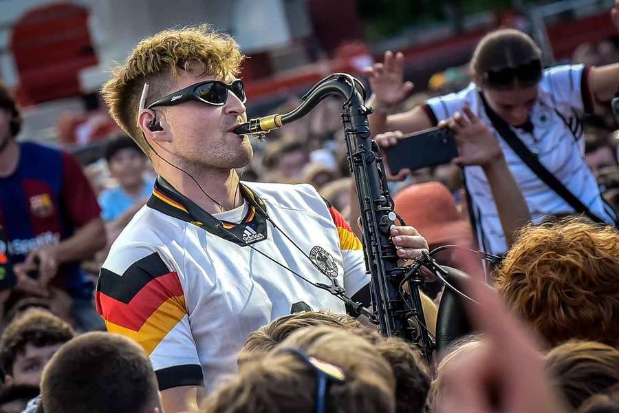 Saxophonist Andre Schnura auf der Fanmeile während der EM 2024 Saxophonist Andre Schnura auf der Fanmeile während der EM 2024