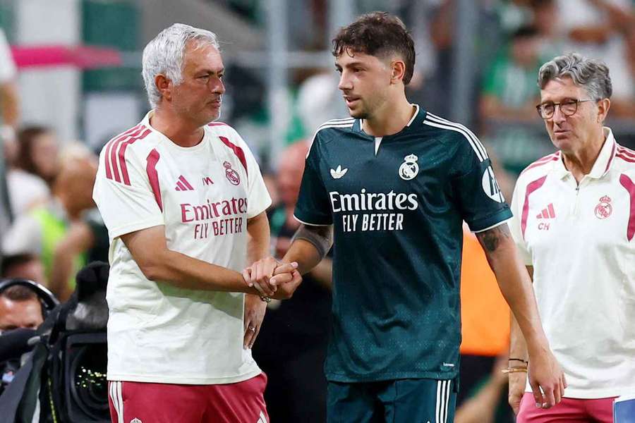José Mourinho e Fede Valverde José Mourinho e Fede Valverde