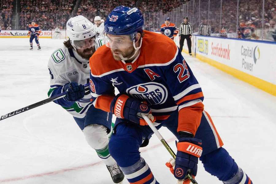 NHL: Leon Draisaitl (r.) im Duell mit Vancouvers Conor Garland.
