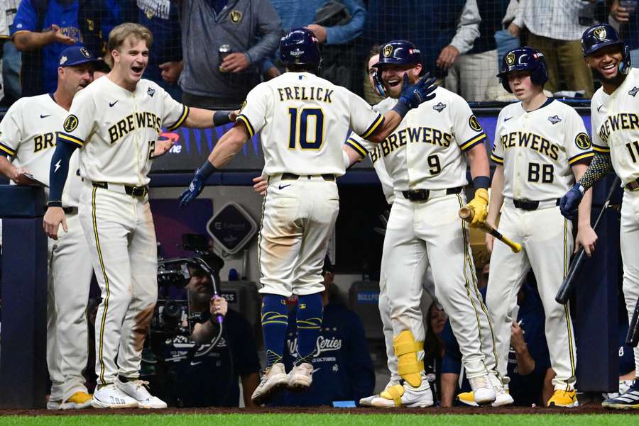 Die Milwaukee Brewers führen nun souverän mit 2:0 Die Milwaukee Brewers führen nun souverän mit 2:0