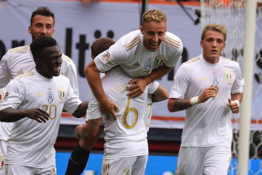 Frattesi celebra con sus compañeros su gol ante Países Bajos
