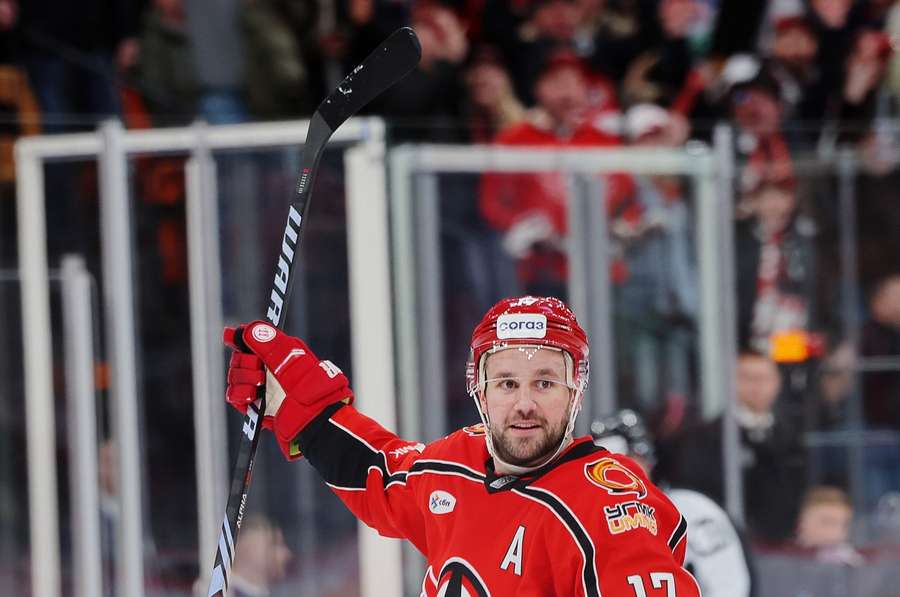 Brooks Macek im Trikot von Avtomobilist Yekaterinburg.