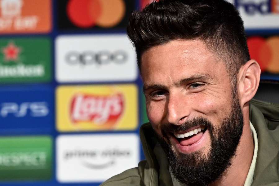 Olivier Giroud kan lachen op de persconferentie