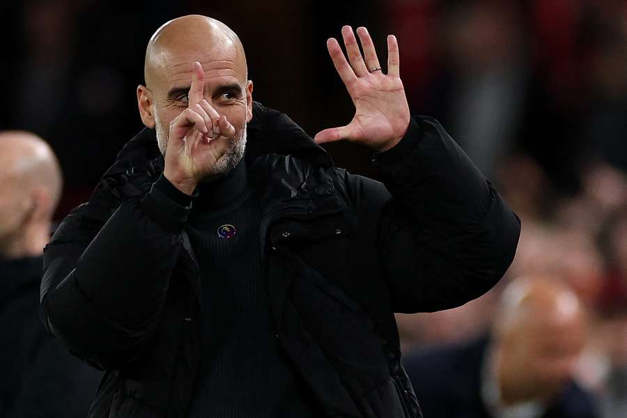Guardiola y sus seis dedos a los aficionados del Liverpool