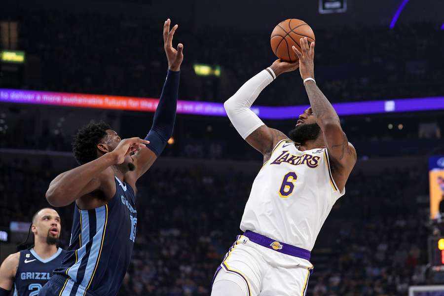 Immer nah dran: Jaren Jackson Jr. (l.) versucht, einen Wurf von LeBron James zu blocken.