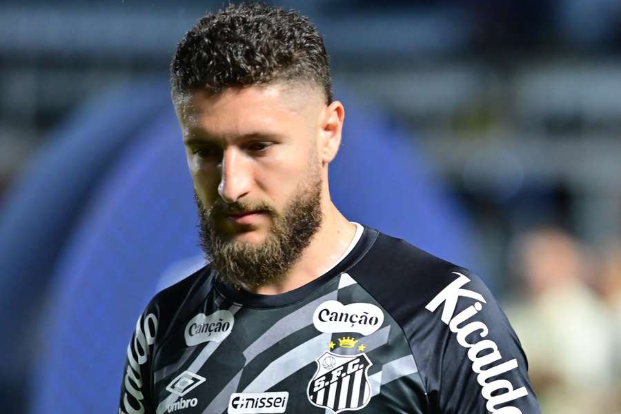 Zé Rafael está fora dos planos da comissão técnica de Cuca