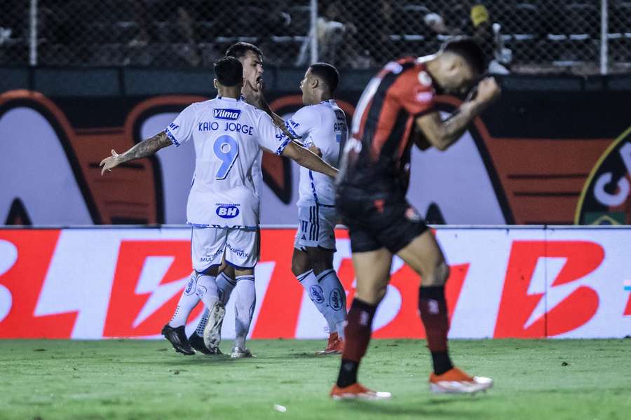 Dinenno resgatou o Cruzeiro em jogo difícil no Barradão