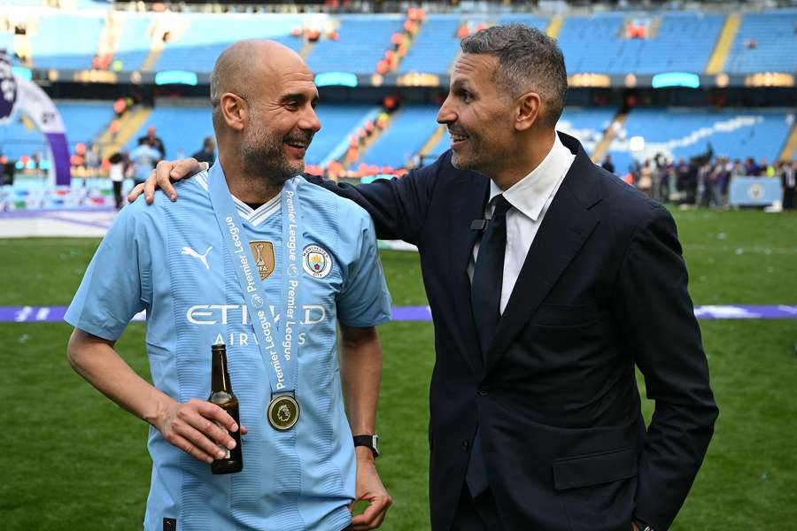 Pep Guardiola e Khaldoon Al Mubarak fotografados depois de o Man City ter conquistado o seu quarto título consecutivo da Premier League