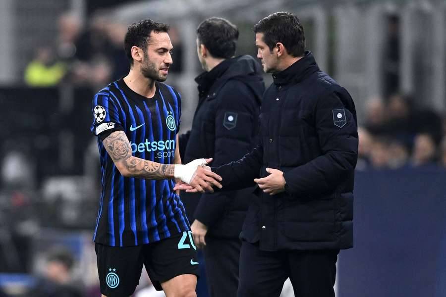 Cristian Chivu și Hakan Calhanoglu Cristian Chivu și Hakan Calhanoglu