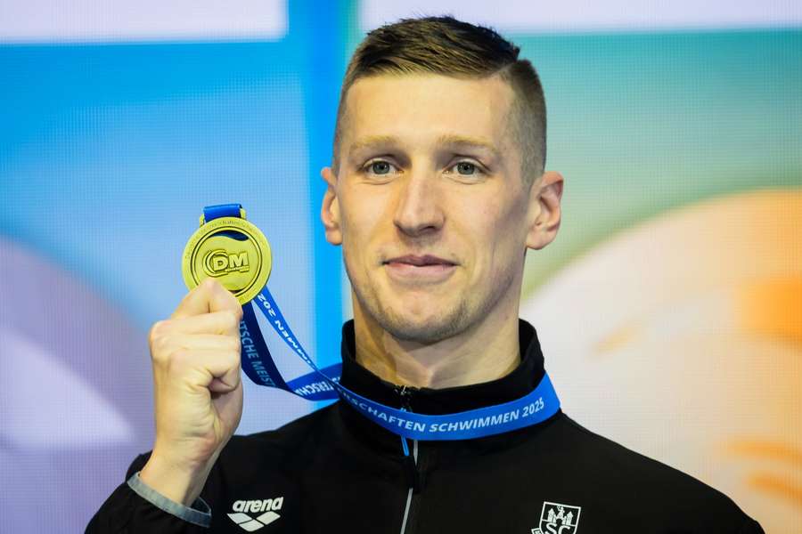 Wellbrock mit seiner Goldmedaille vom DM-Finale