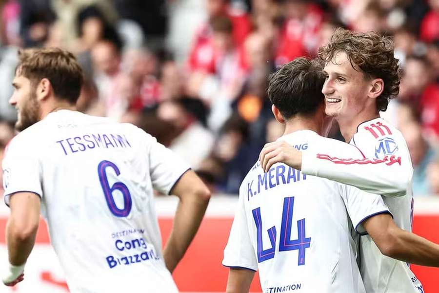 Tyler Morton festeja o golo da vitória do Lyon