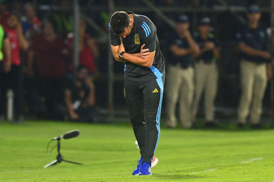 Scaloni se lamenta en el partido ante Paraguay.