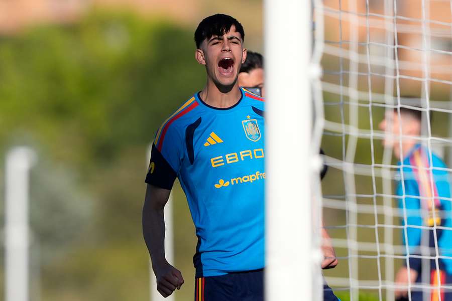 Marc Bernal celebra un gol durante un entrenamiento