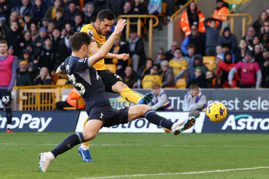 Wolverhampton Wanderers' spanske midtbanespiller #21 Pablo Sarabia skyder for at score deres første mål.