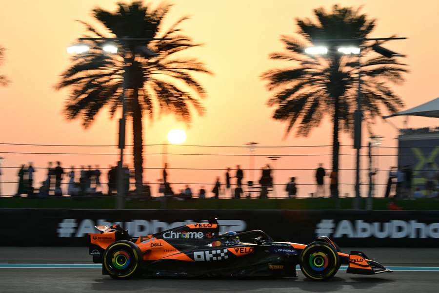 Oscar Piastri alla guida della McLaren sul circuito di Abu Dhabi