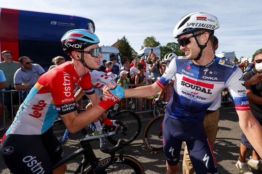 Pascal Eenkhoorn feliciteert de winnaar van de etappe, Kasper Asgreen