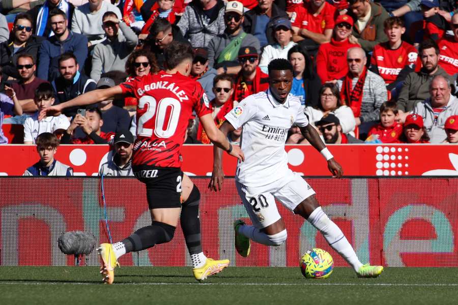 Real Madrid's Vinicius Jr (R) vies with Mallorca's Giovanni Gonzalez