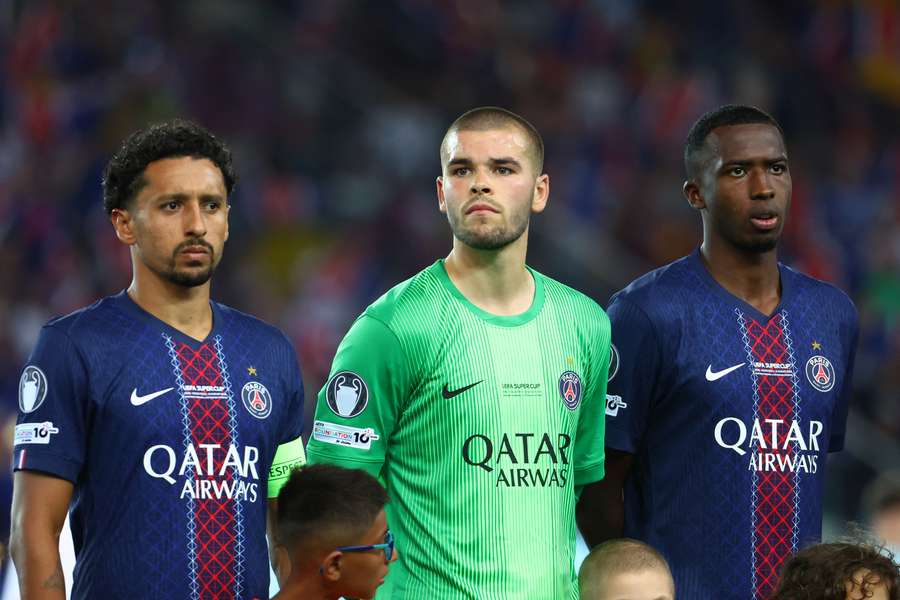 Lucas Chevalier (M.) bei seinem Debüt für Paris Saint-Germain im UEFA Super Cup.