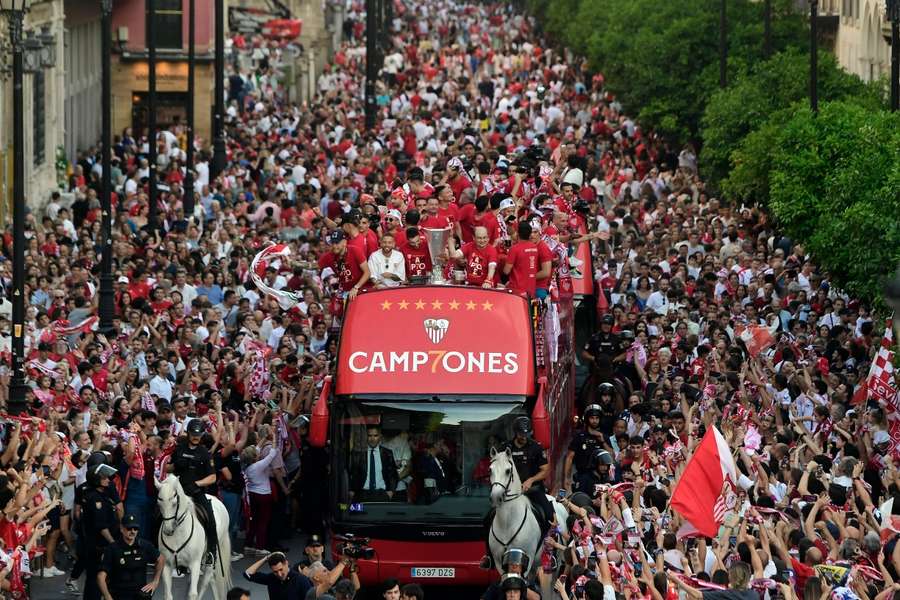 El Sevilla se dio un baño de multitudes ante sus aficionados