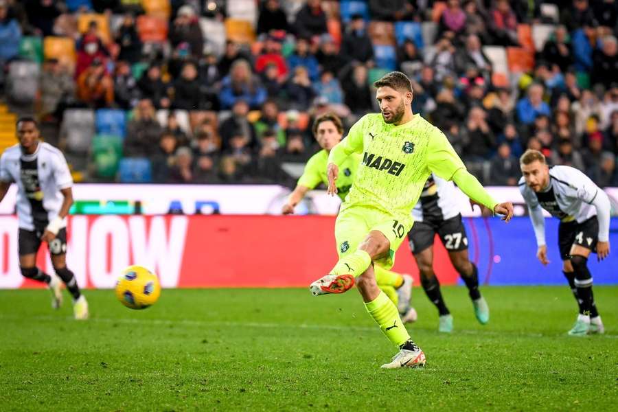 Os jogadores do City cercaram o árbitro no jogo contra o Tottenham