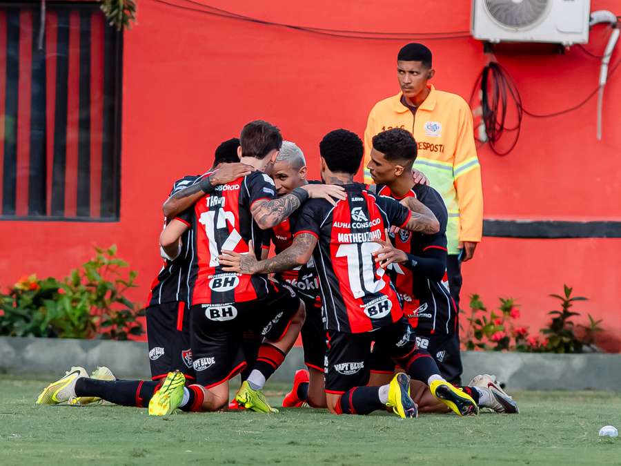 Vitória abriu o placar com Renê Vitória abriu o placar com Renê