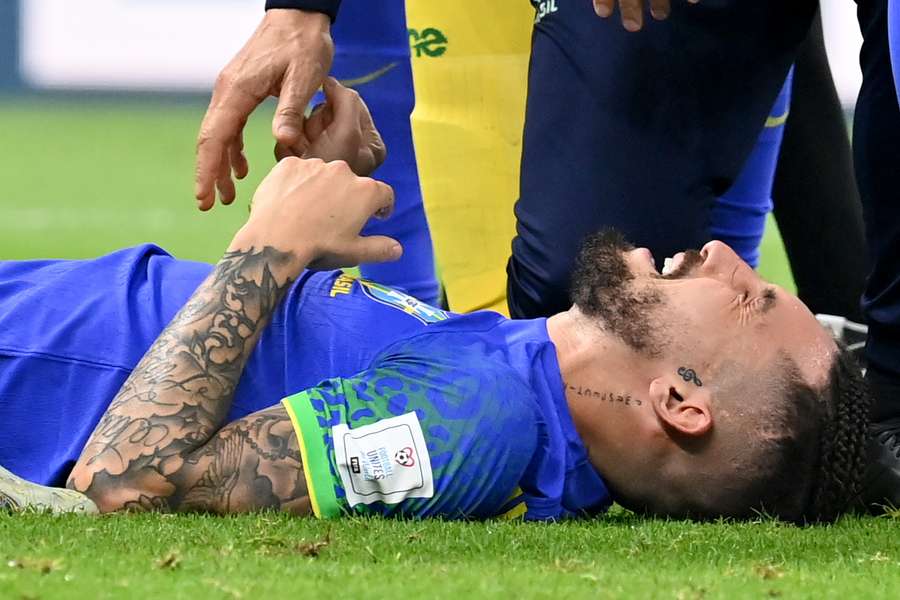 Alex Telles saiu mancando aos 54 minutos  do último jogo do Brasil