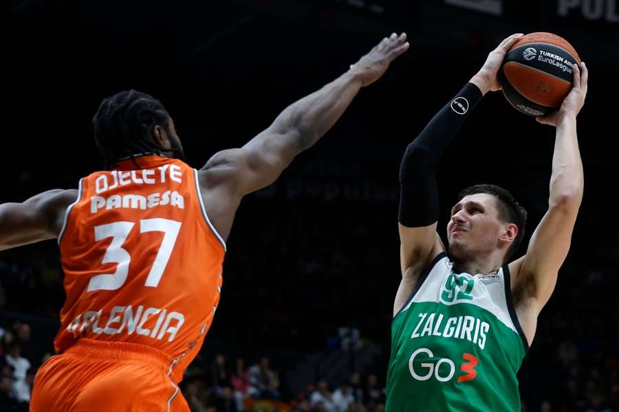 Edgaras Ulanovas ante Semi Ojeleye Edgaras Ulanovas ante Semi Ojeleye