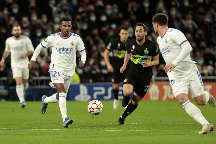 Rodrygo ante Çalhanoglu Rodrygo ante Çalhanoglu