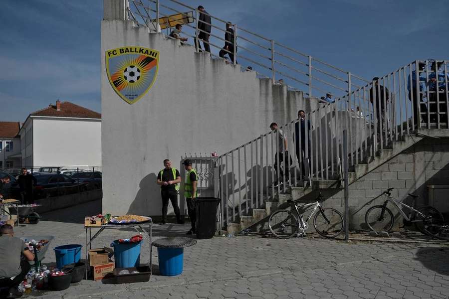 Des fans présents pour aller voir un match du FC Ballkani à Theranda.