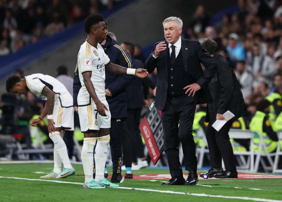 Carlo Ancelotti talks to Real Madrid's Brazilian forward #07 Vinicius Junior during the Spanish league football match between Real Madrid CF and Rayo Vallecano