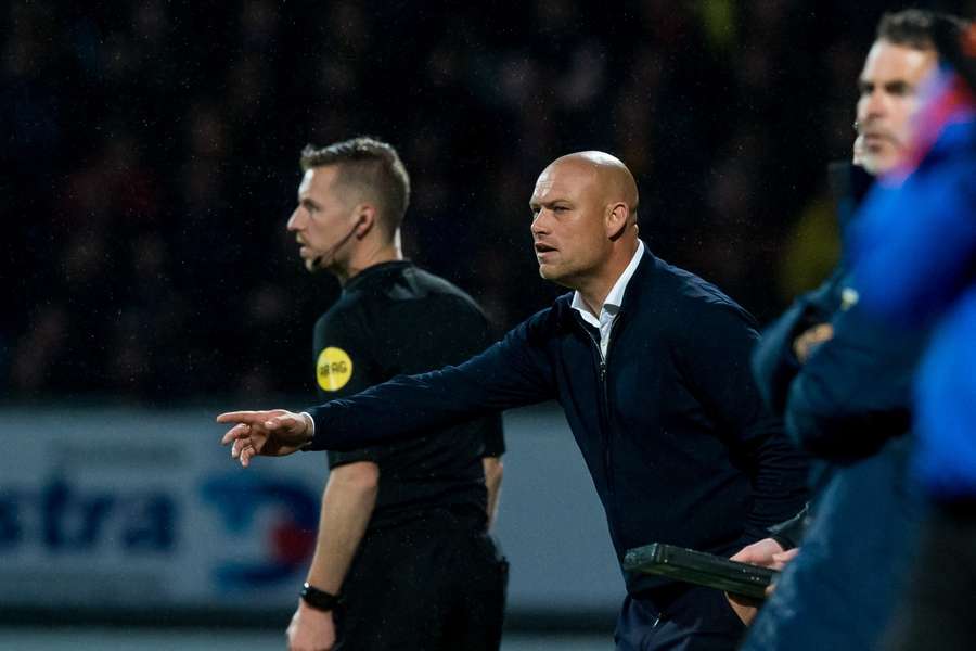 Willem II neemt afscheid van trainer Hofland na verloren derby