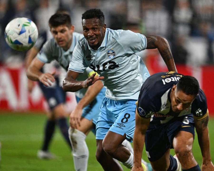 Edenílson teve chance clara de gol e de expulsão