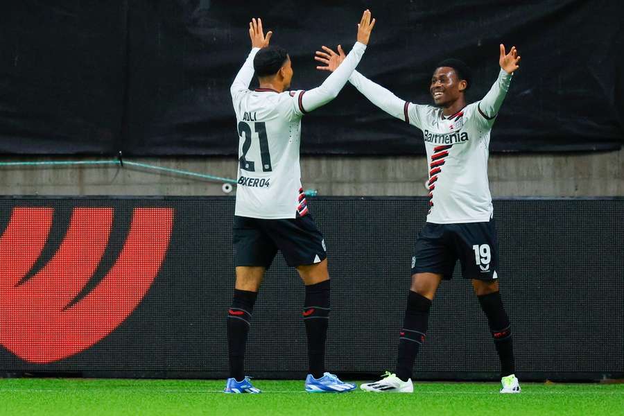 Amine Adli (l.) und Nathan Tella (r.) feiern den zweiten Treffer für Bayer