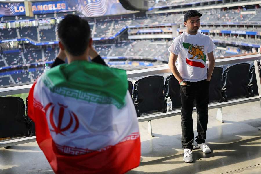 Iran darf auch beim zweiten WM-Gruppenspiel erst am Spieltag anreisen. Iran darf auch beim zweiten WM-Gruppenspiel erst am Spieltag anreisen.