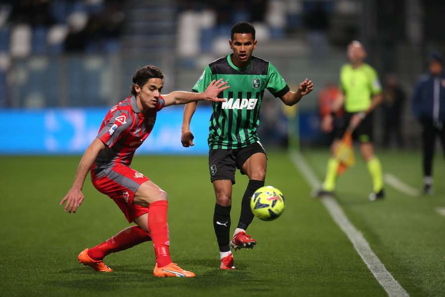 Sassuolo vence Cremonese (3-2) nos descontos, Torino bate Bolonha e sobe ao 9.º lugar (1-0)