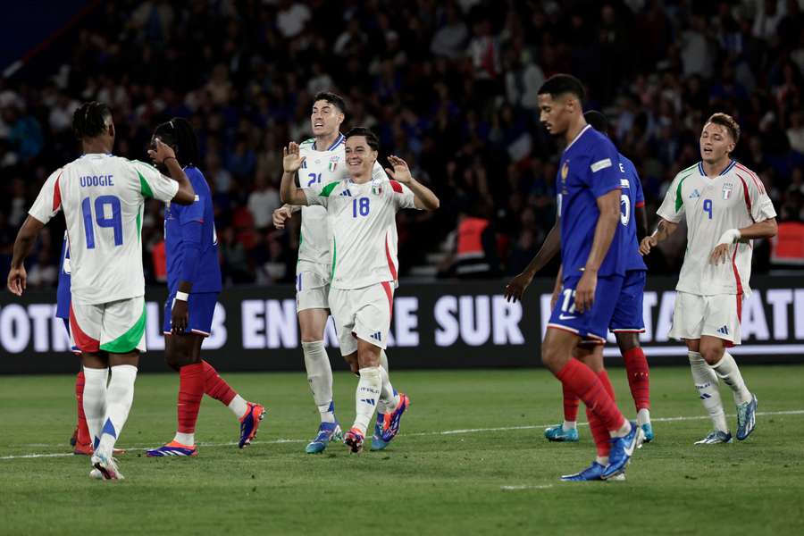 Raspadori, jugador italiano celebrando su tanto ante Francia