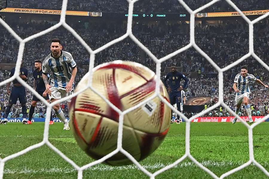 Assim que entrou em campo contra a França, Messi se tornou o jogador com mais partidas em Copas do Mundo