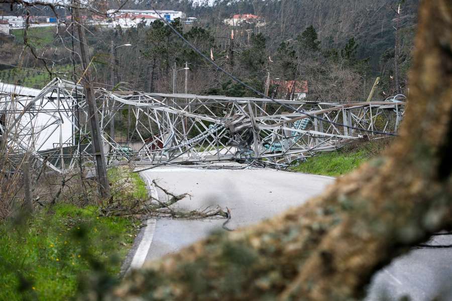 Um poste de alta tensão ficou destruído devido à passagem da depressão Kristin, em Leiria Um poste de alta tensão ficou destruído devido à passagem da depressão Kristin, em Leiria