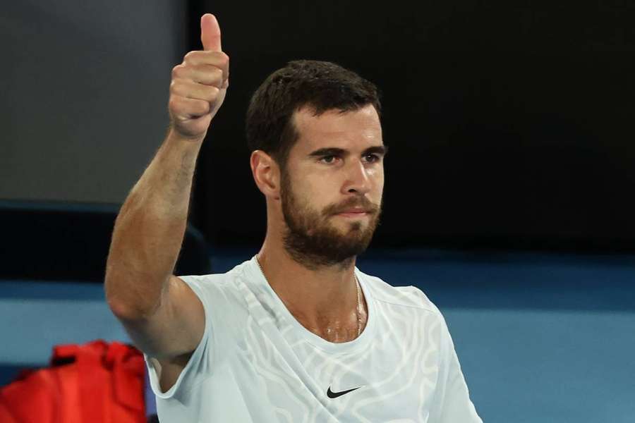 Khachanov avançou às semifinais após Korda se retirar do duelo com uma lesão no pulso