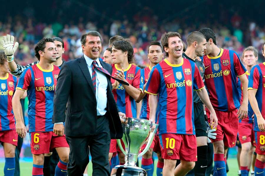 Laporta en Messi met de Champions League-trofee op 25 augustus 2010