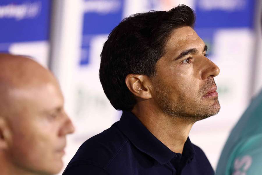 Memphis usou celular no banco de reserva