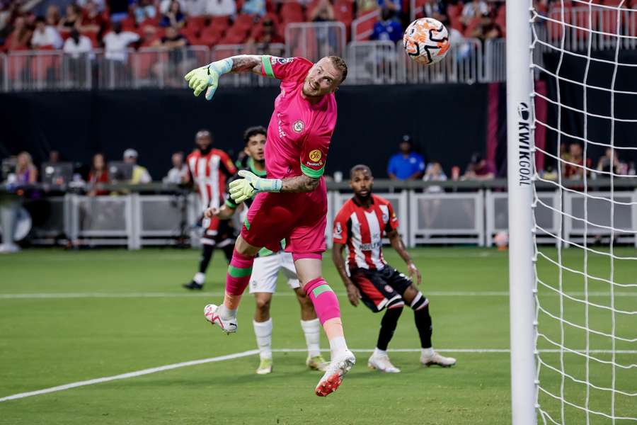 Brentford-doelman Mark Flekken treft zijn landgenoot Micky van de Ven