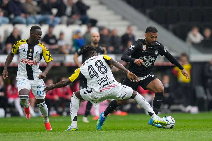 Keba Cisse (vorne) im Zweikampf mit Maurice Malone (hinten).