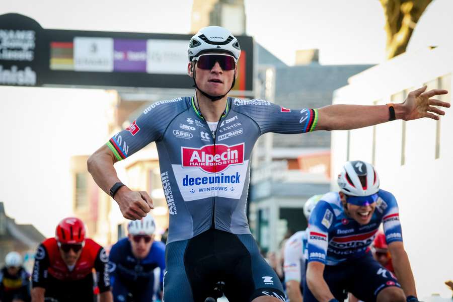 Van der Poel mostró su poderío ganando el sprint del Gran Premio Samyn