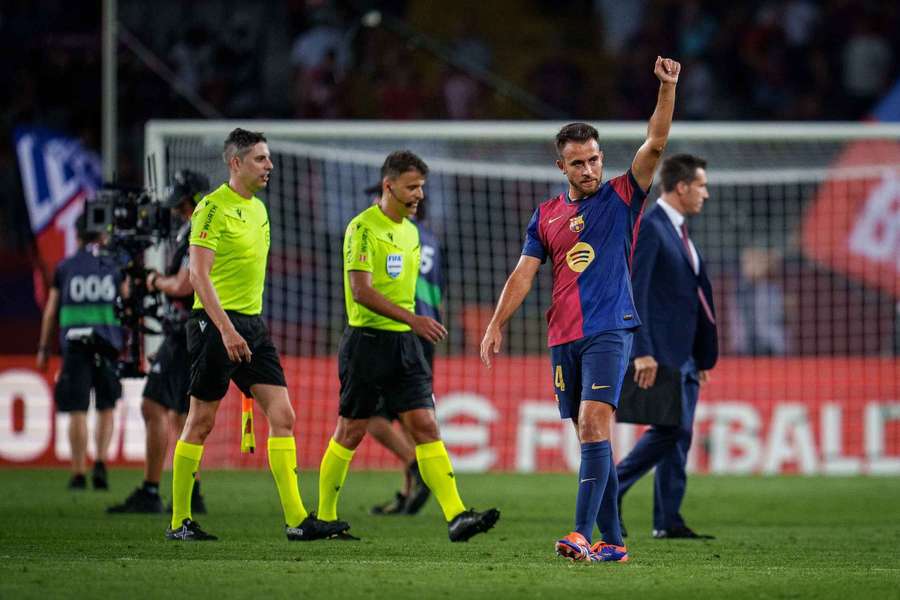 Eric García saluda a la afición tras el partido contra el Athletic.